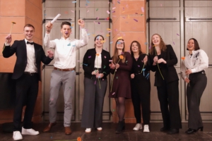 Mehr über den Artikel erfahren Kleiner Campus – Großer Abschied auf der akademischen Feier